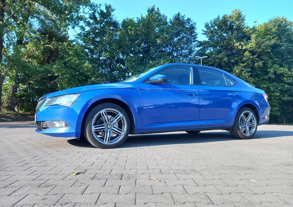 Skoda Superb cena 47900 przebieg: 298000, rok produkcji 2018 z Kutno małe 172